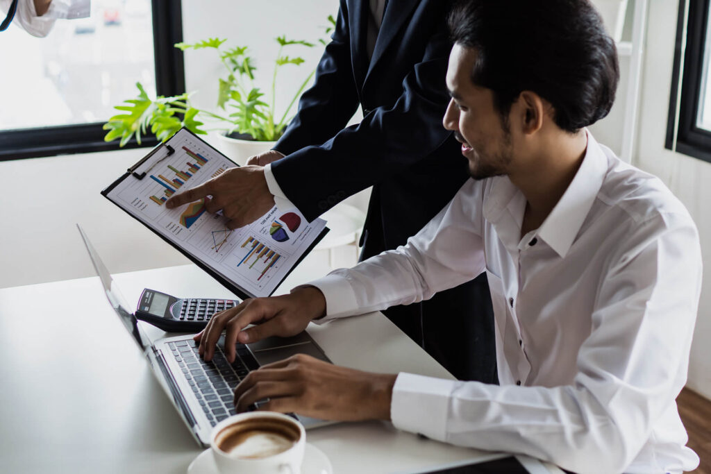 Consultor revisa estadísticas